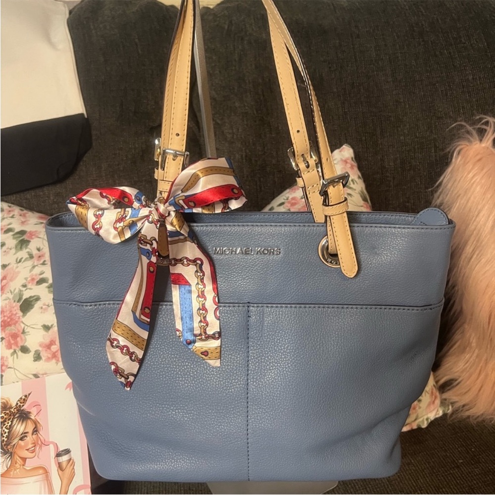 Michael Kors Sky Blue Pebbled Leather
Tote EUC